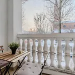 Lumina Modern With Balcony شقة